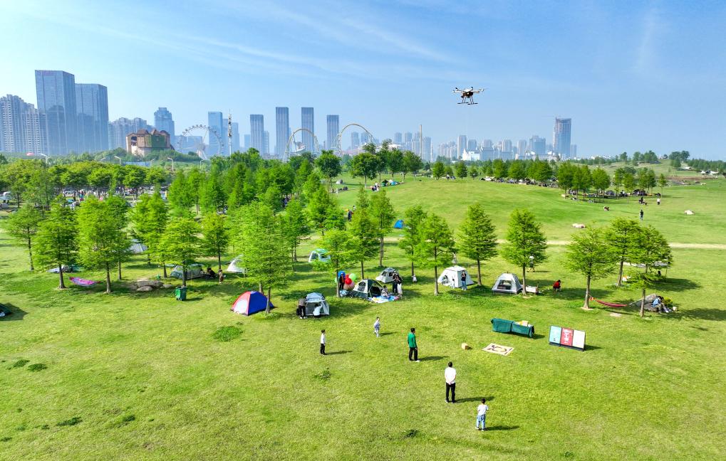 “穿越”场景看消费丨“穿越”城市公园看低空消费新场景