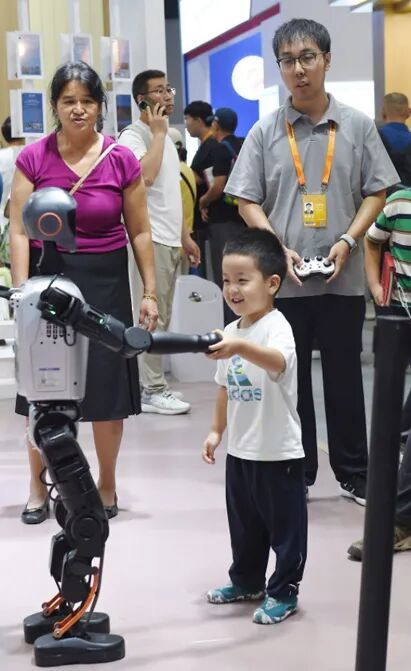 AI校园健身、未来教室、智能学习导师……看，前沿科技如何赋能教育
